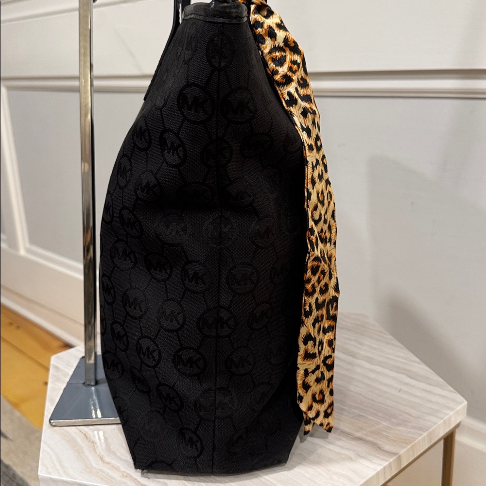 Michael Kors Bennet Black Signature Logo Tote - Picture 7 of 17